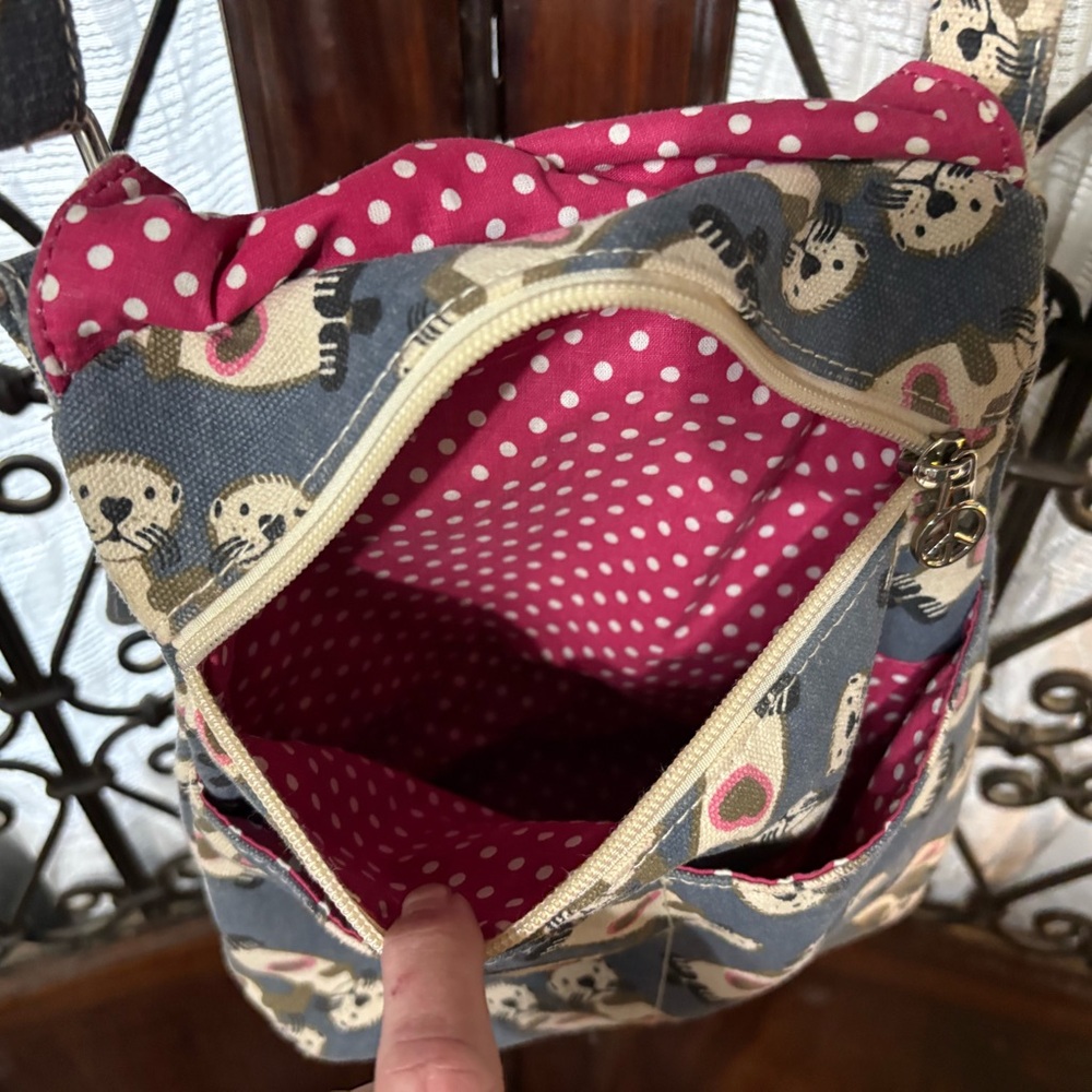 Bungalow 360 🦦 Otter Print Shoulder Bag in Blue and Pink - Picture 7 of 9